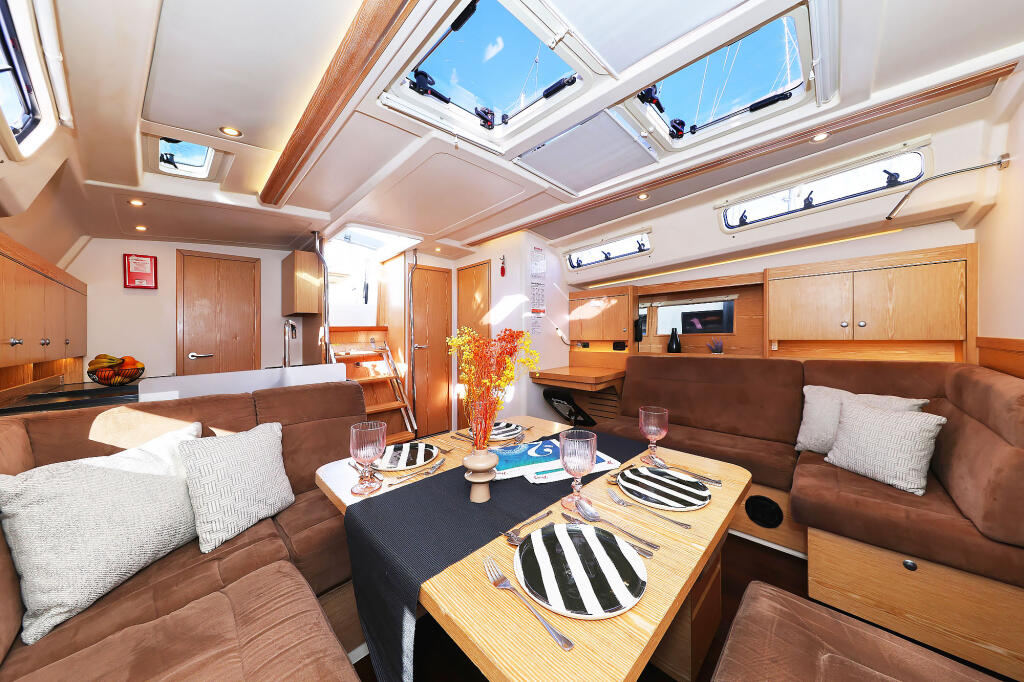Sailing yacht 
