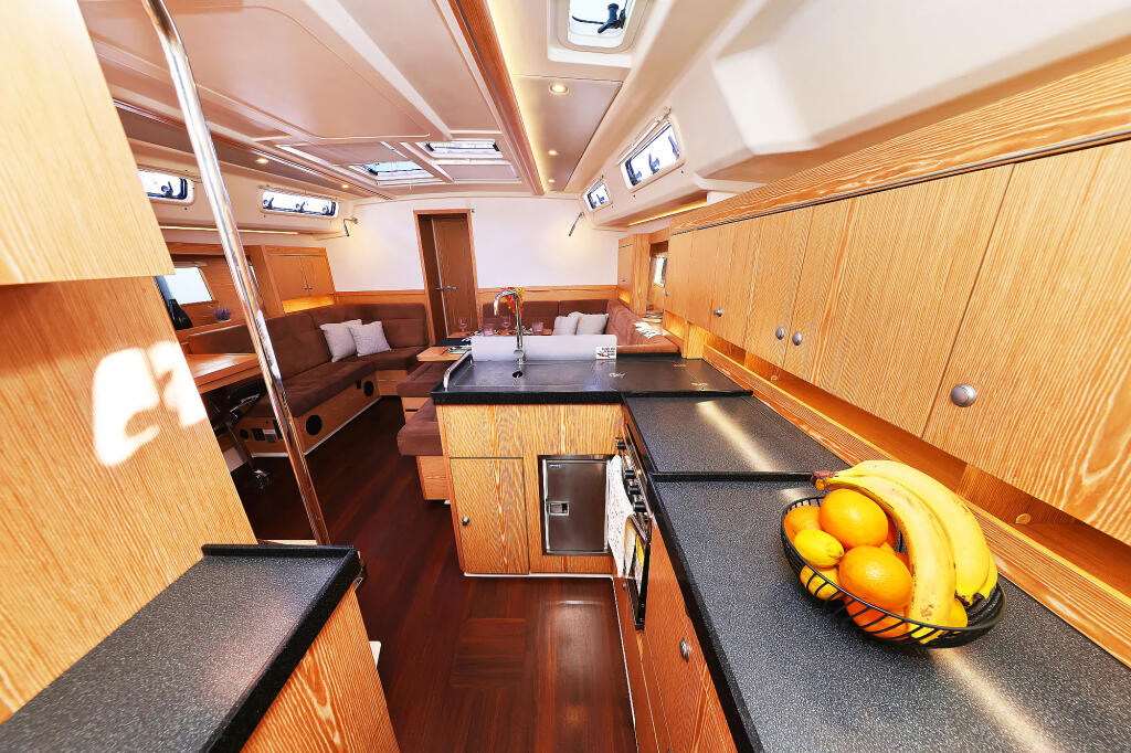 Sailing yacht 