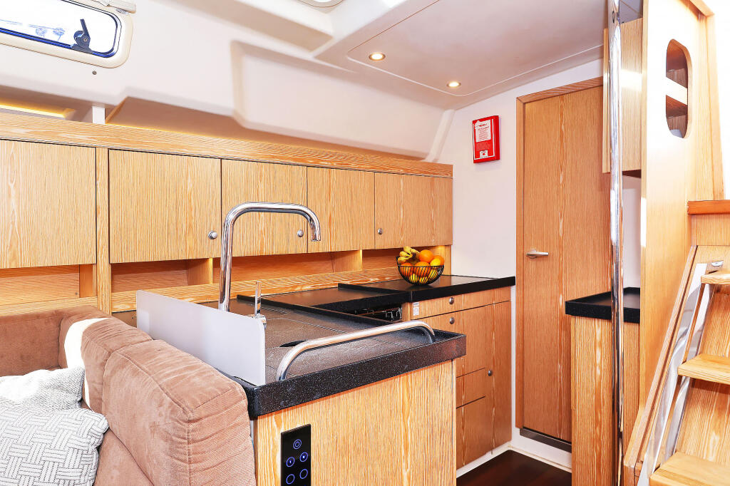 Sailing yacht 