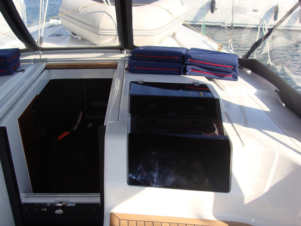 Sailing yacht 