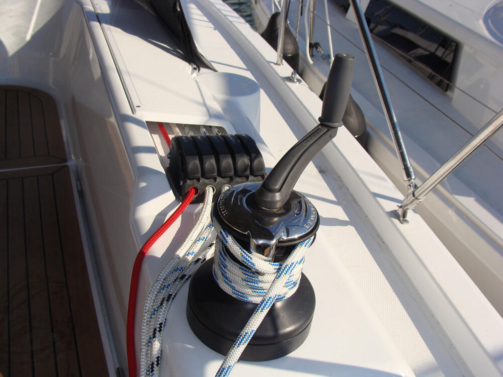 Sailing yacht 