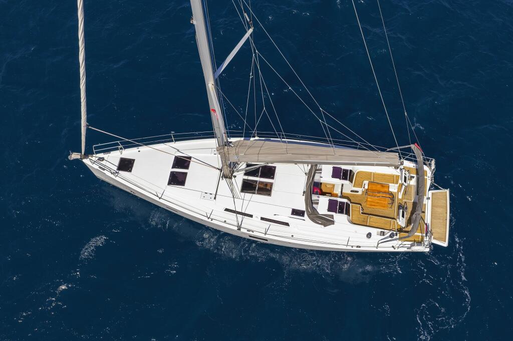 Sailing yacht 