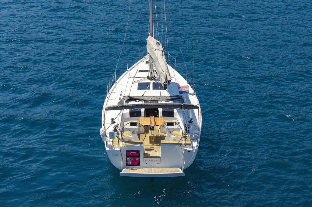 Sailing yacht 