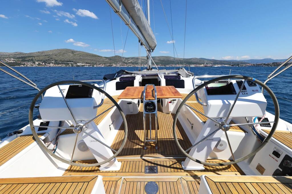 Sailing yacht 