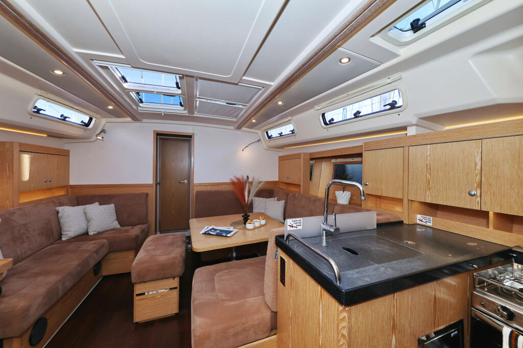 Sailing yacht 