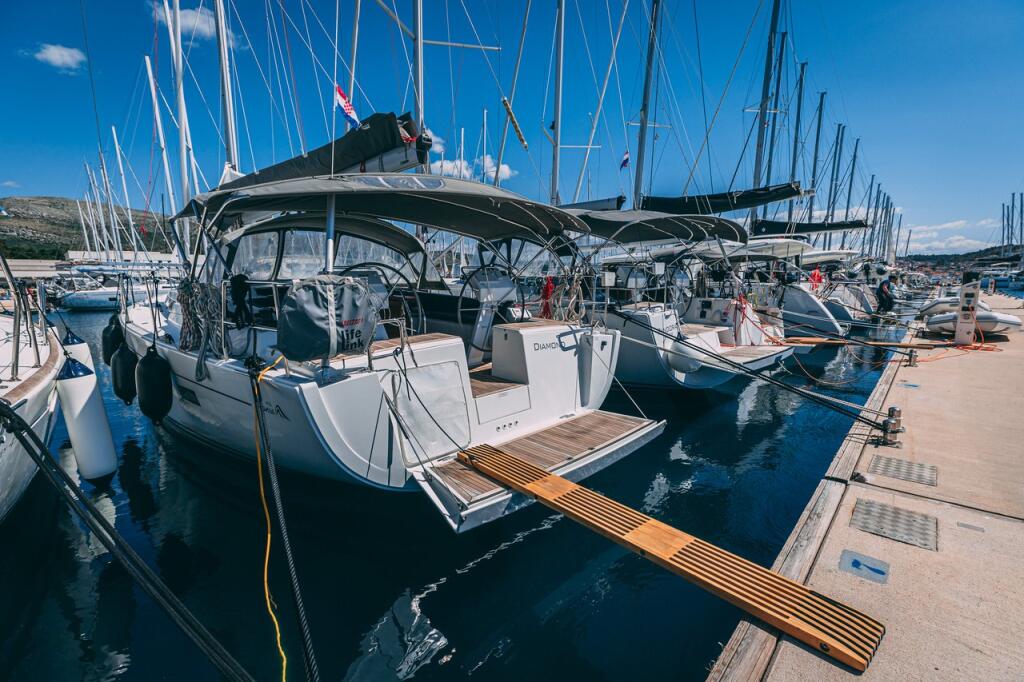 Sailing yacht 