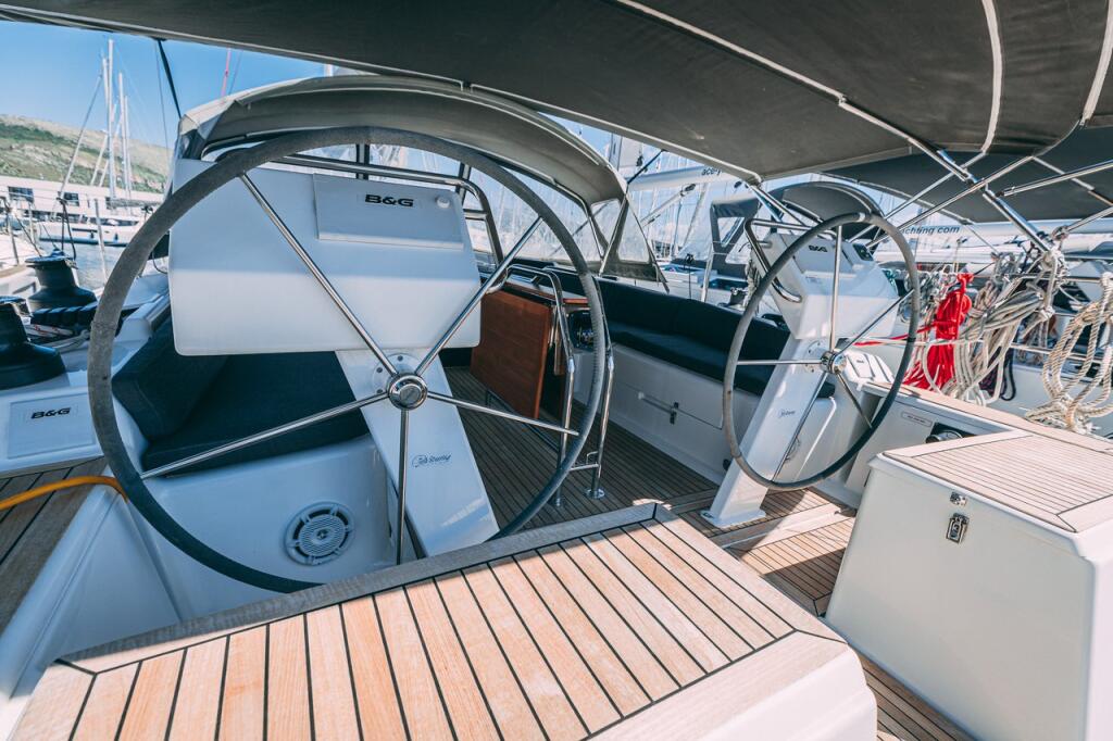 Sailing yacht 