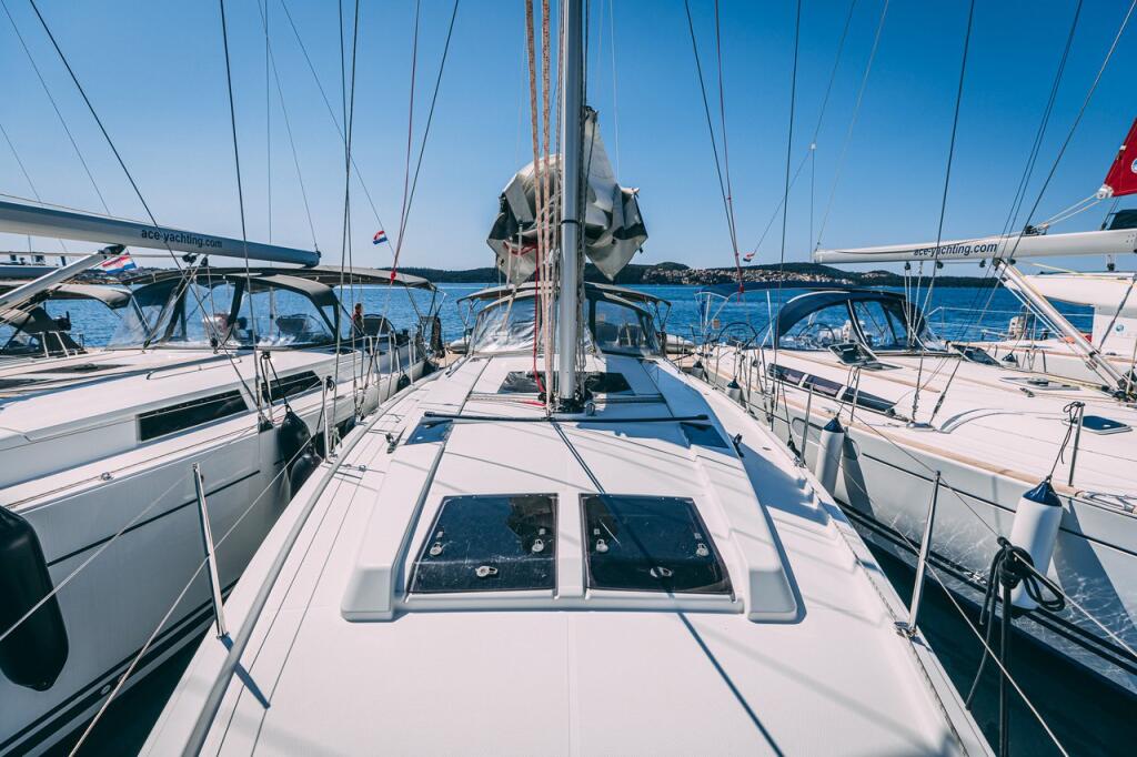 Sailing yacht 
