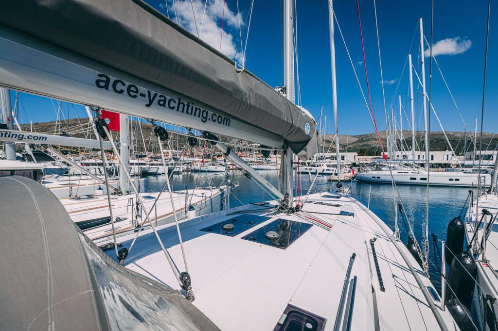 Sailing yacht 