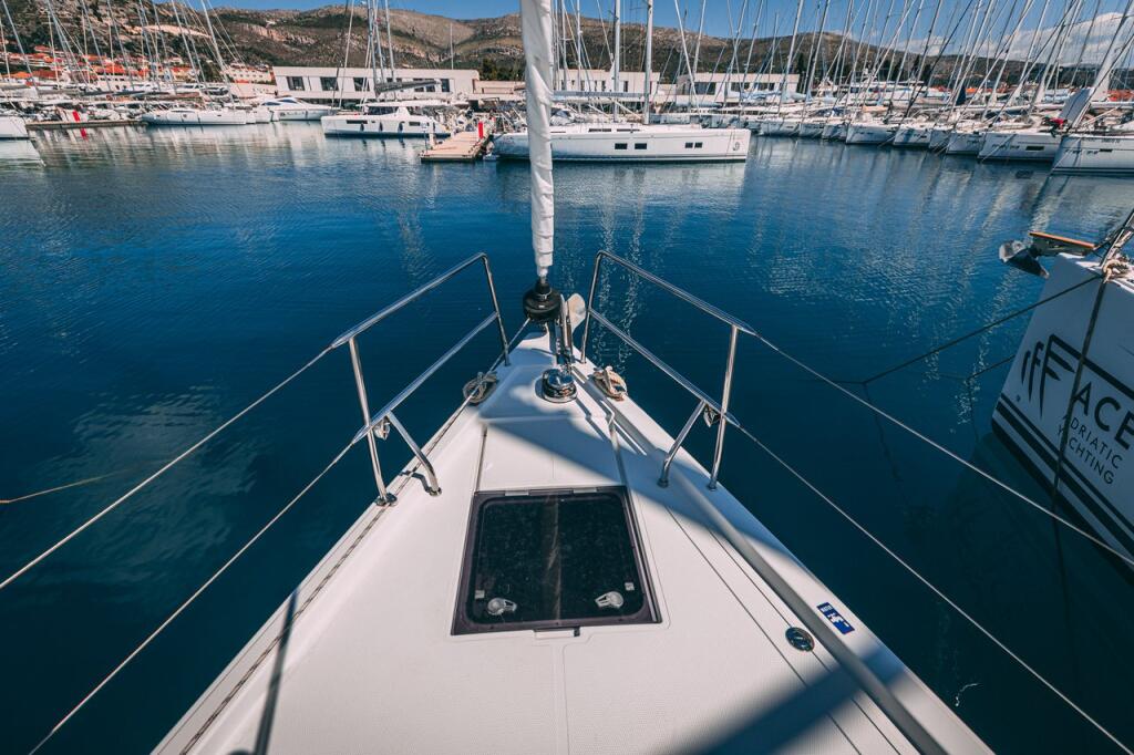 Sailing yacht 
