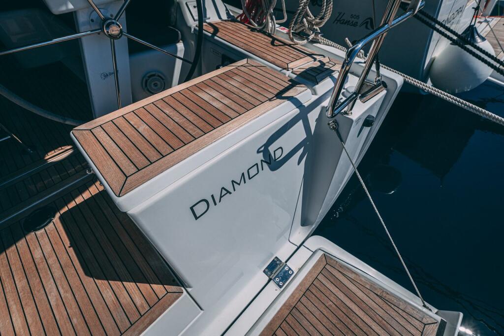 Sailing yacht 