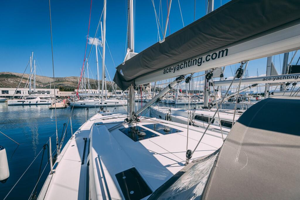Sailing yacht 