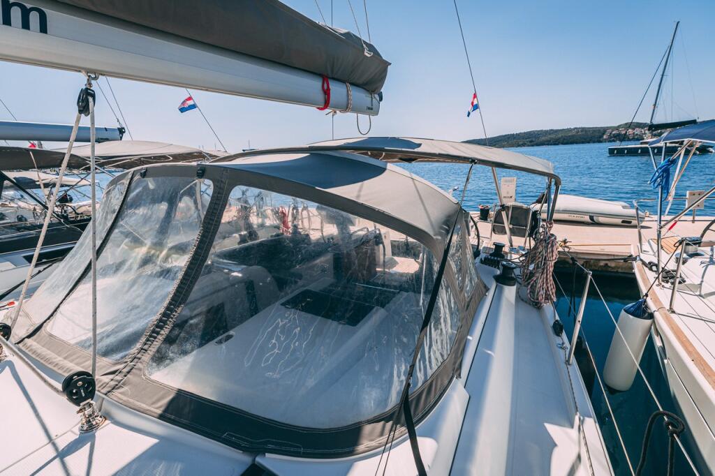 Sailing yacht 