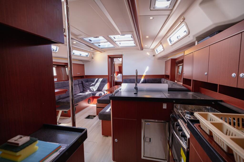 Sailing yacht 