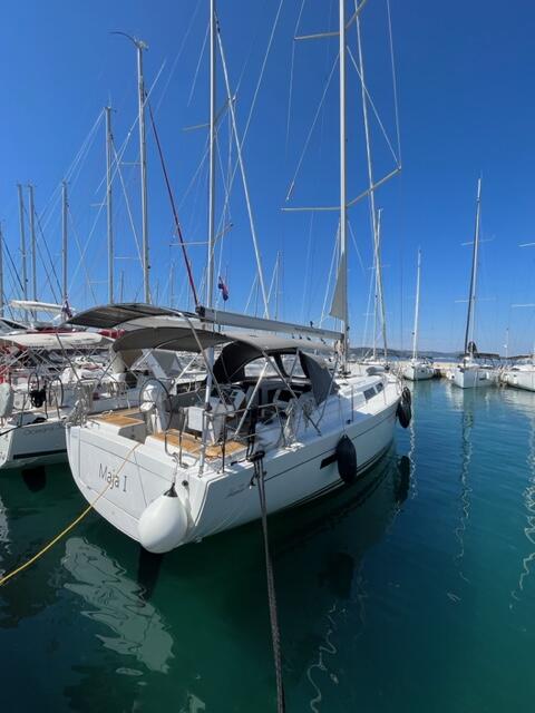Sailing yacht 