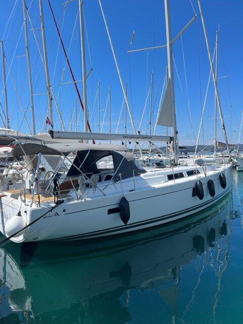 Sailing yacht 
