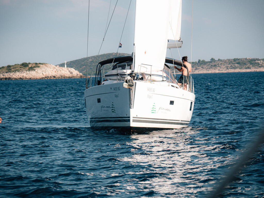 Sailing yacht 