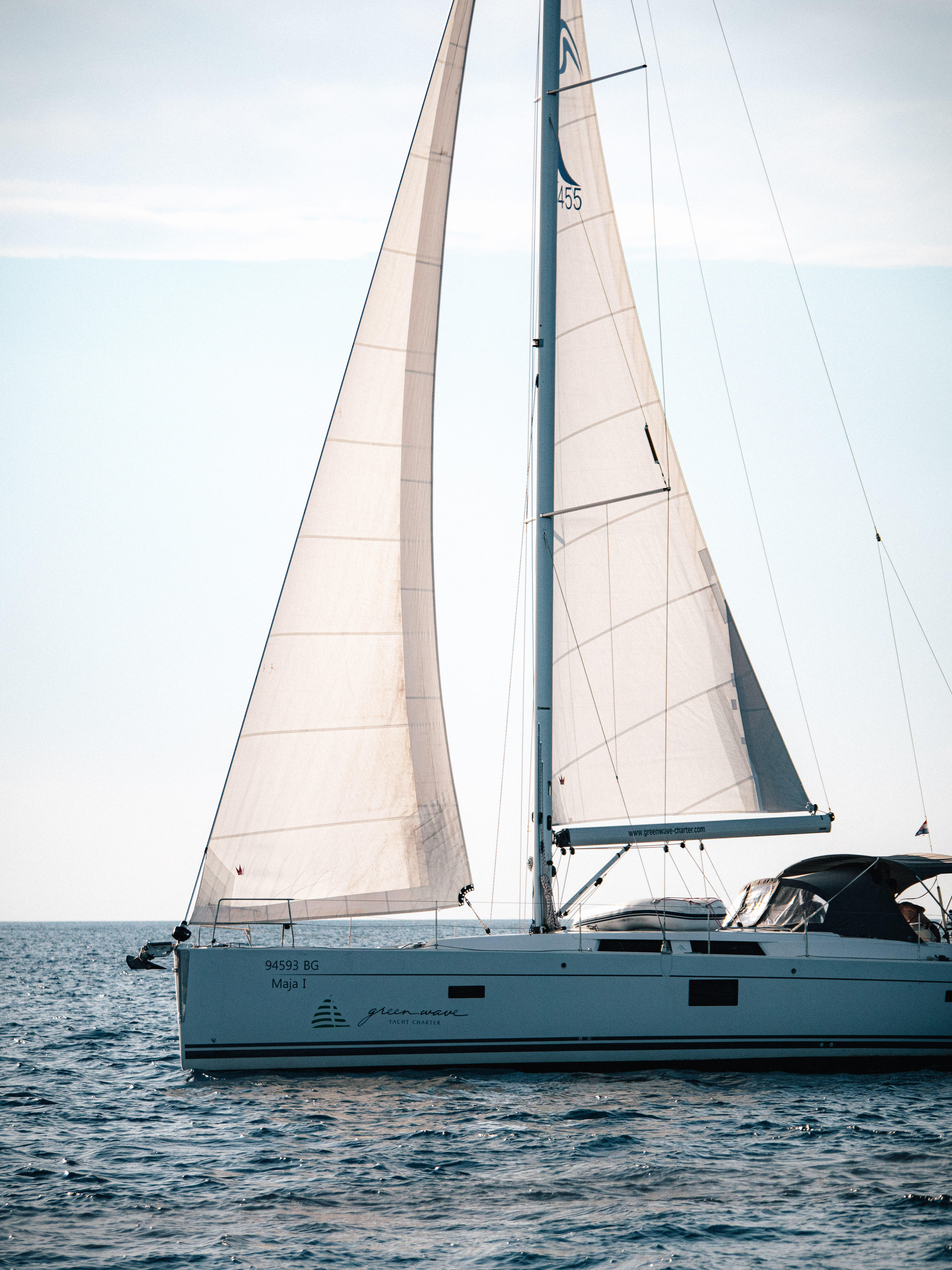 Sailing yacht 