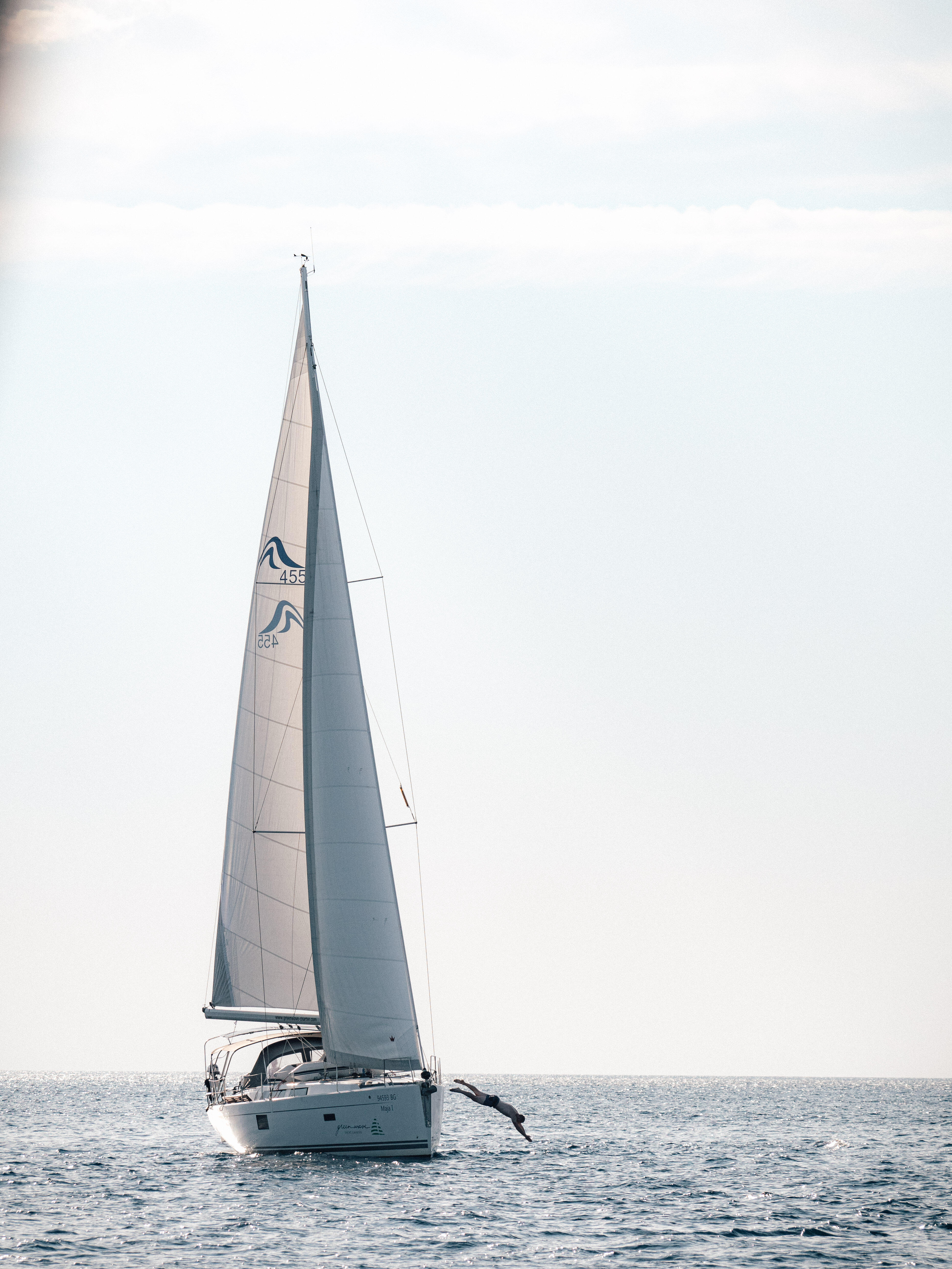 Sailing yacht 