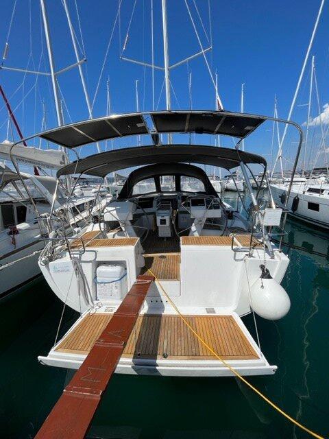 Sailing yacht 