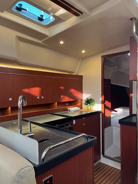 Sailing yacht 