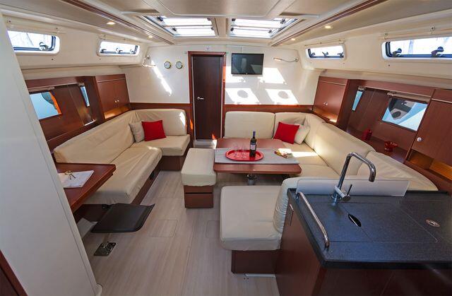 Sailing yacht 