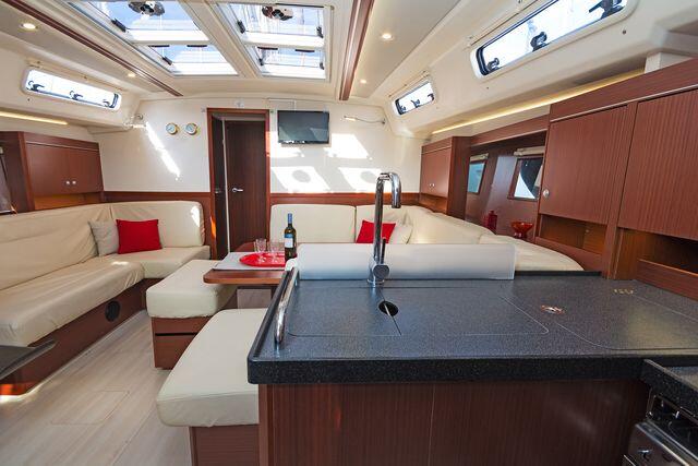 Sailing yacht 