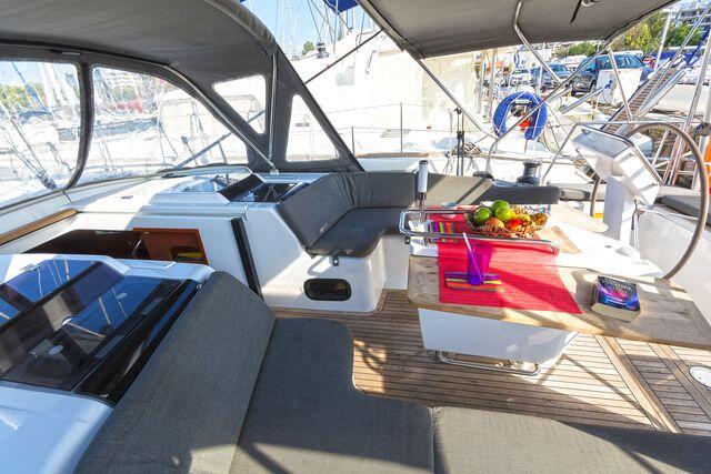 Sailing yacht 