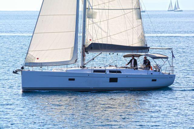 Sailing yacht 