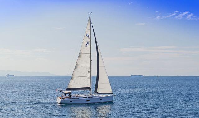 Sailing yacht 