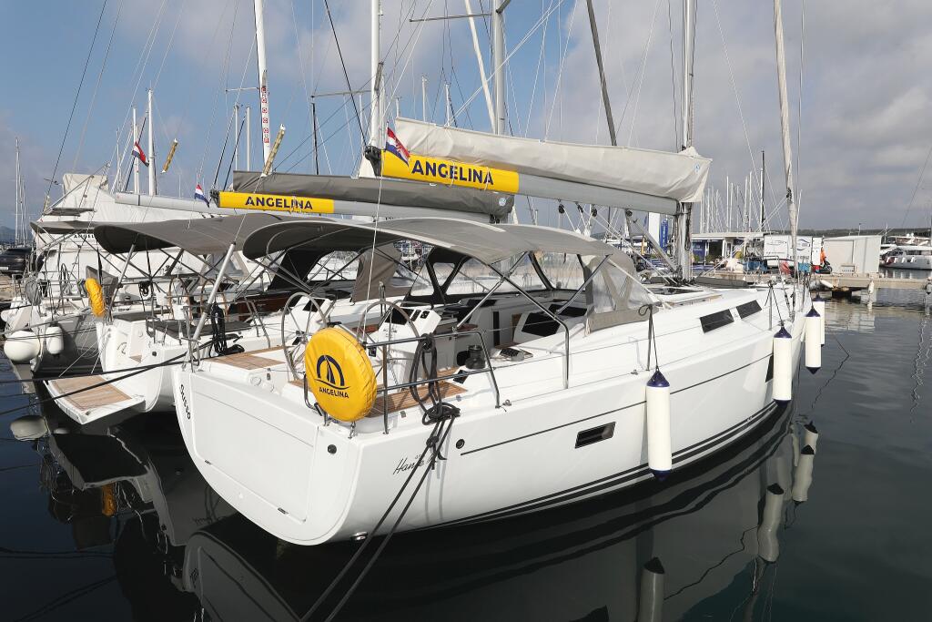Sailing yacht 