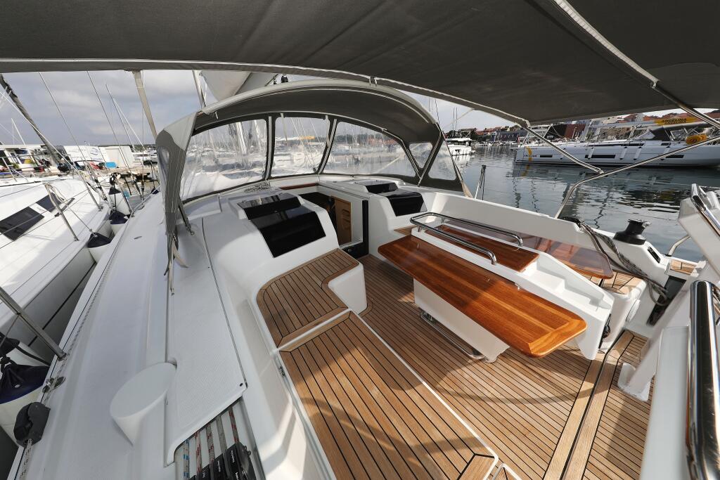 Sailing yacht 