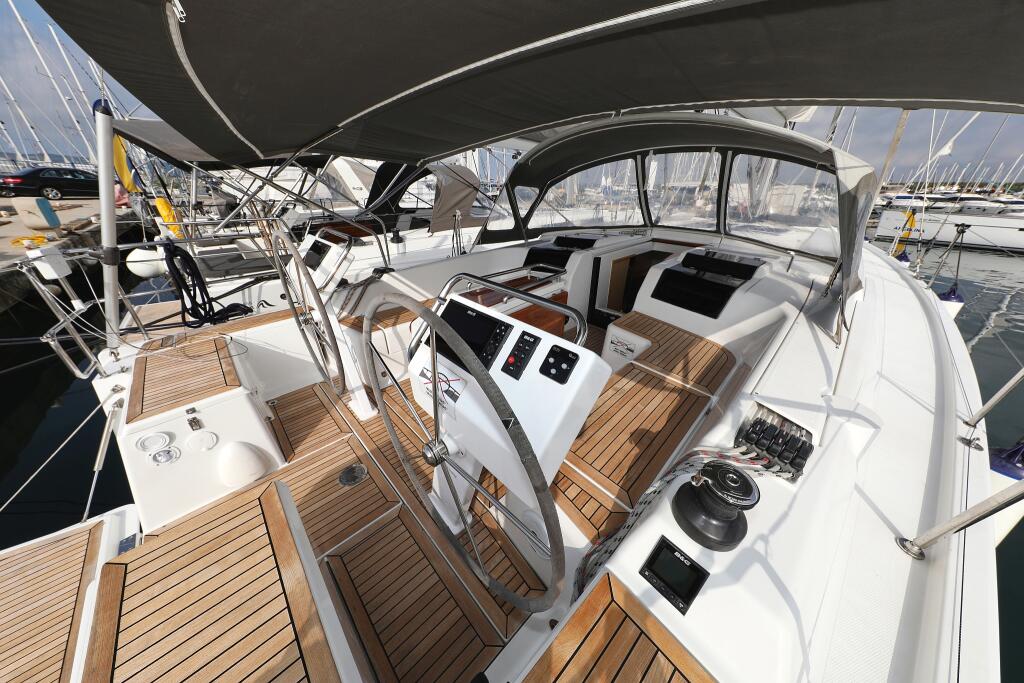 Sailing yacht 