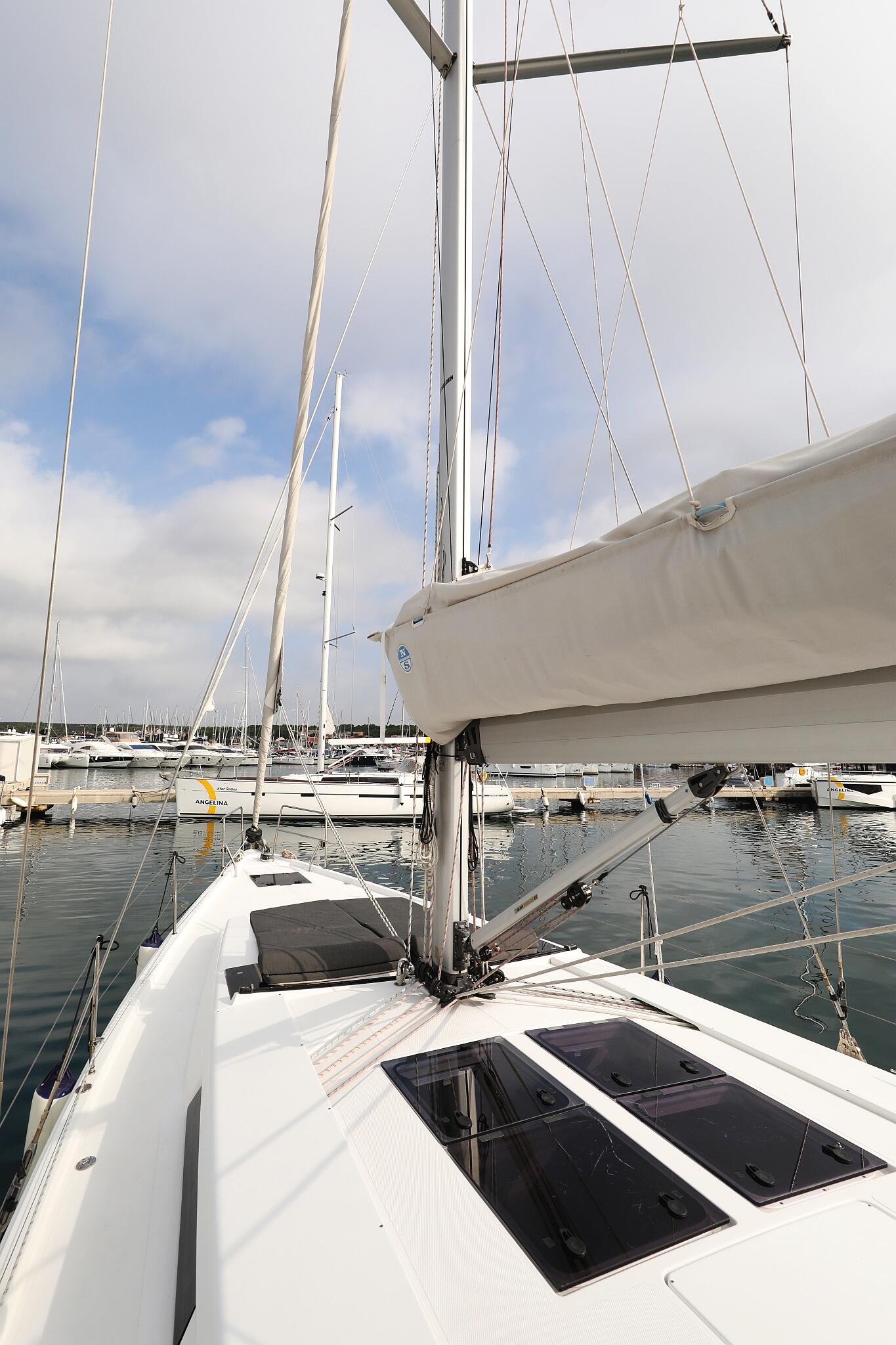 Sailing yacht 