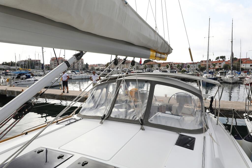 Sailing yacht 