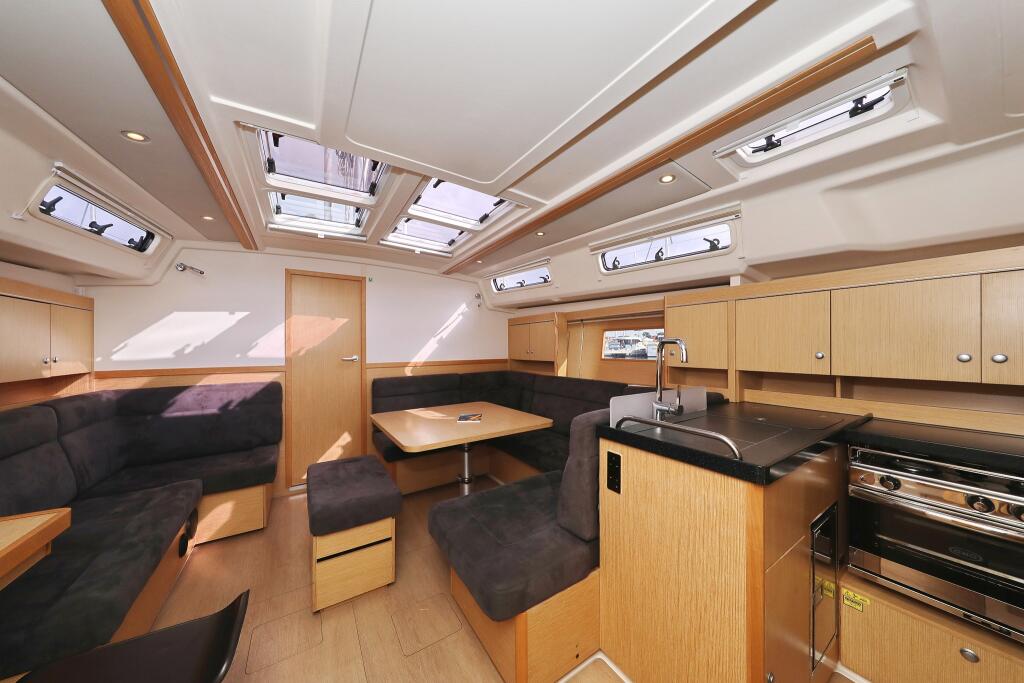 Sailing yacht 