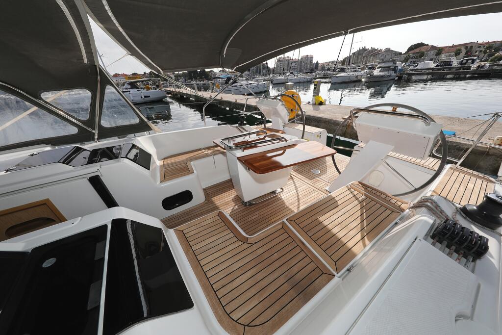 Sailing yacht 