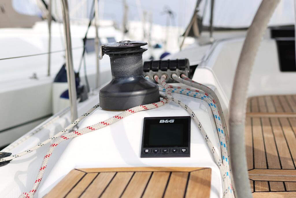 Sailing yacht 