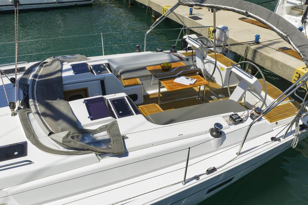 Sailing yacht 