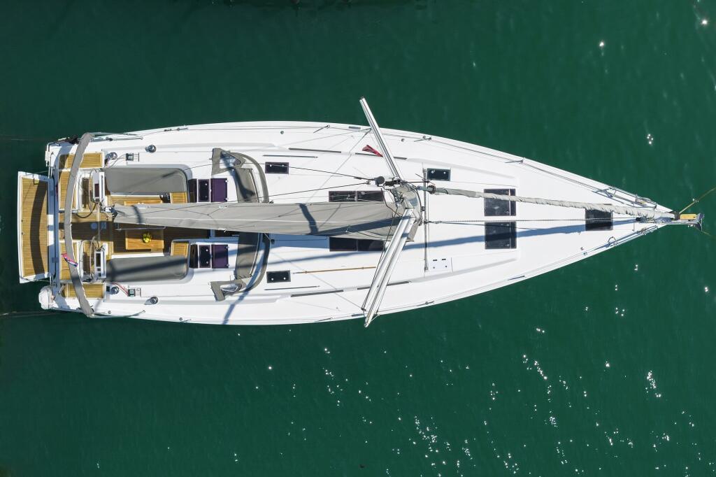 Sailing yacht 