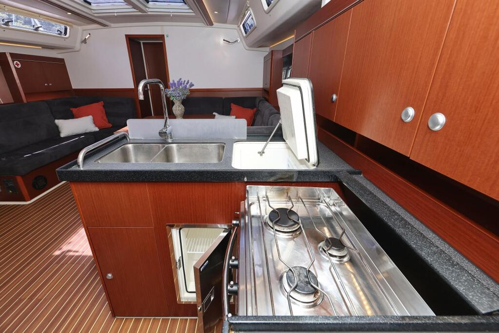 Sailing yacht 