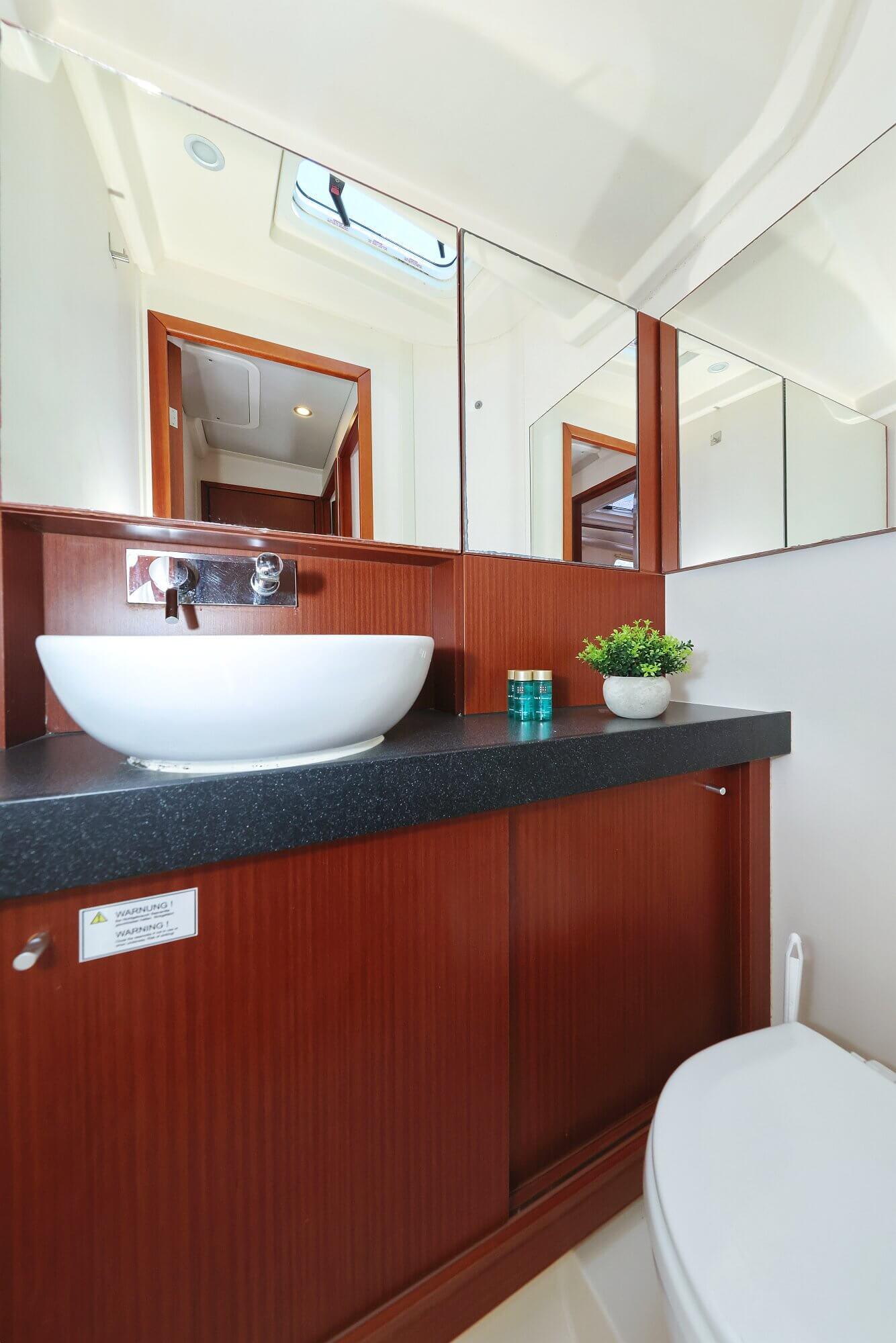 Sailing yacht 