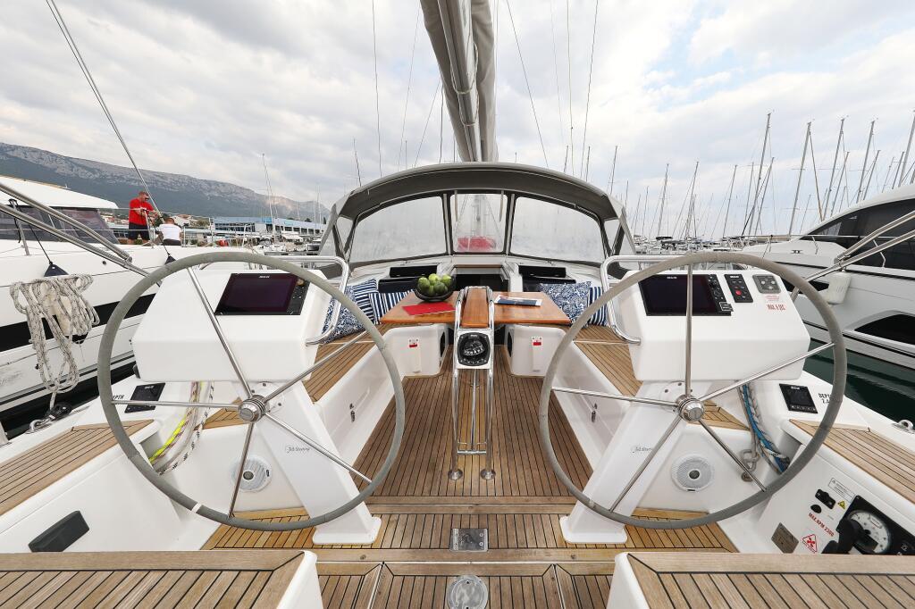 Sailing yacht 