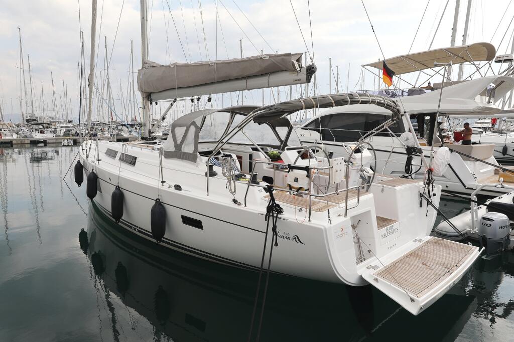 Sailing yacht 