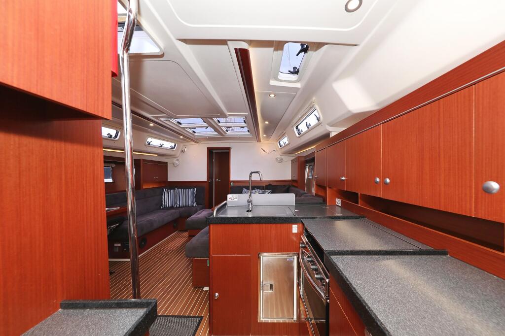 Sailing yacht 