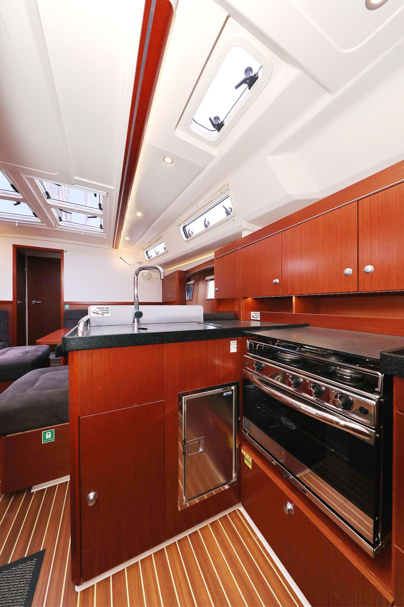 Sailing yacht 