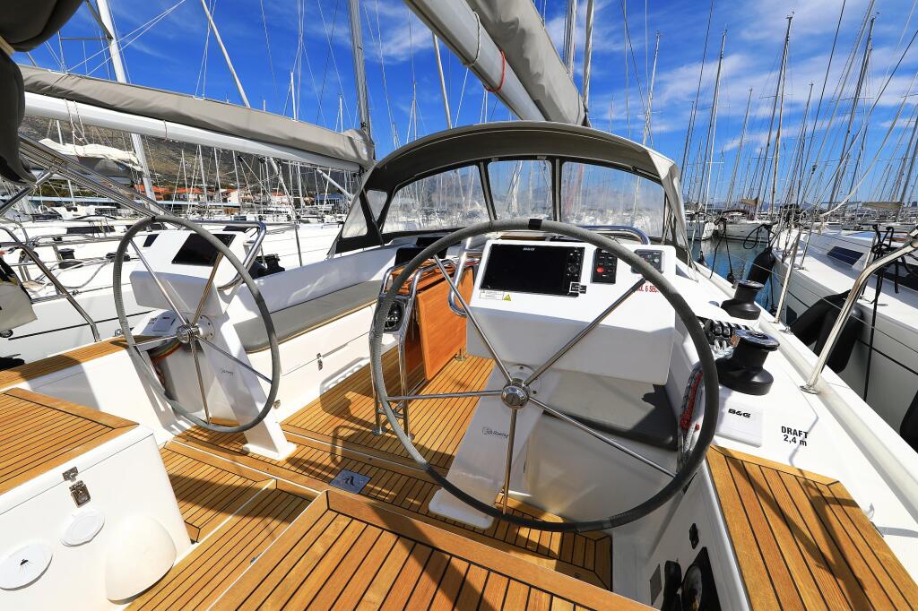 Sailing yacht 