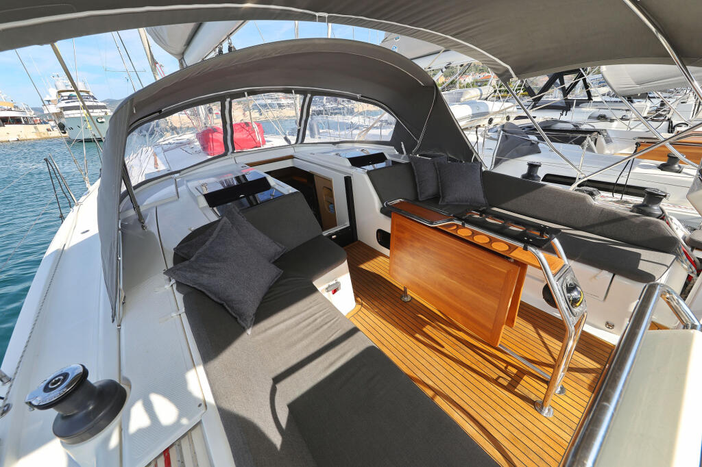 Sailing yacht 
