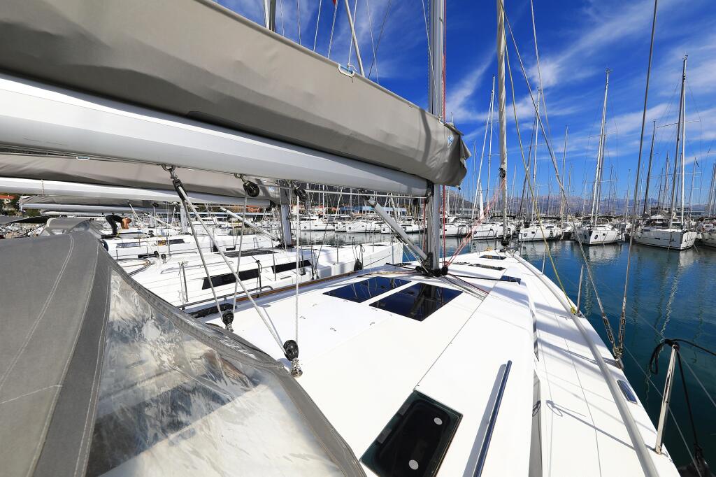Sailing yacht 