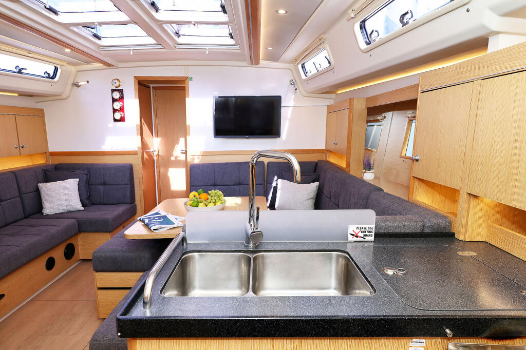 Sailing yacht 